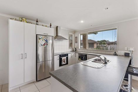 Photo of property in 15 Breaker Grove, Waiuku, 2123