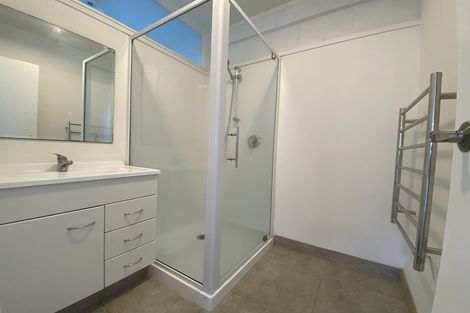 Photo of property in 2/32 Knightsbridge Drive, Forrest Hill, Auckland, 0620