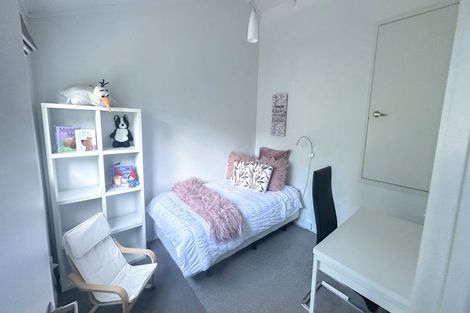 Photo of property in 4 Hiwihau Place, Glenfield, Auckland, 0629