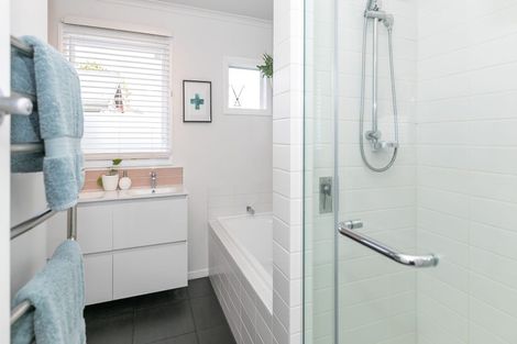 Photo of property in 15 Sandwich Road, St Andrews, Hamilton, 3200