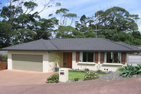 Photo of property in 30 Lorikeet Place, Unsworth Heights, Auckland, 0632