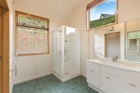Photo of property in 18 Evergreen Place, Sunshine Bay, Queenstown, 9300
