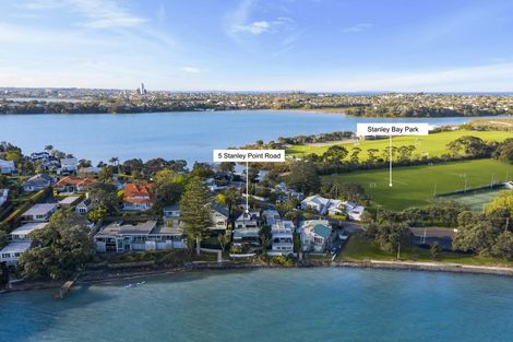 Photo of property in 5 Stanley Point Road, Stanley Point, Auckland, 0624