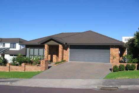 Photo of property in 5 Oakpark Place, West Harbour, Auckland, 0618