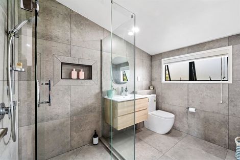 Photo of property in 52 Waiora Road, Stanmore Bay, Whangaparaoa, 0932