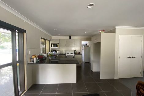 Photo of property in 10 Cedar Heights Avenue, Massey, Auckland, 0614