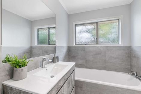 Photo of property in 2/42 Raleigh Road, Northcote, Auckland, 0627