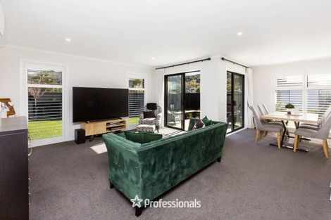 Photo of property in 5 Nikau Lane, Timberlea, Upper Hutt, 5018