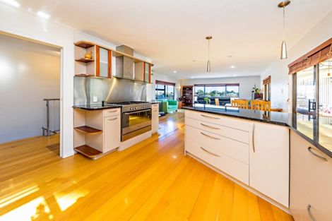 Photo of property in 25 Orinda Close, Botany Downs, Auckland, 2010
