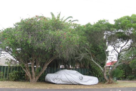 Photo of property in 2/13 Tiri Tiri Road, Birkdale, Auckland, 0626