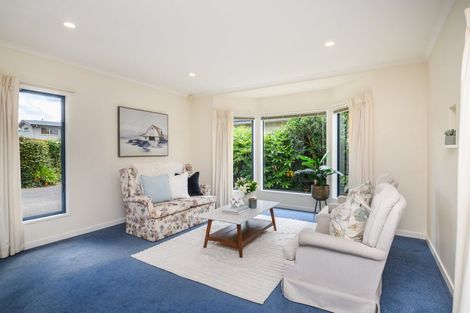 Photo of property in 16 Cloake Way, Palmerston North, 4414