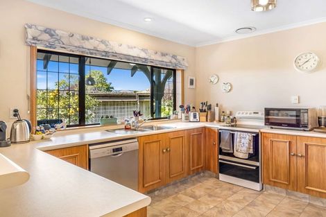 Photo of property in 43 Kilkenny Place, Fitzherbert, Palmerston North, 4410
