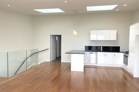 Photo of property in 352 Queens Drive, Lyall Bay, Wellington, 6022