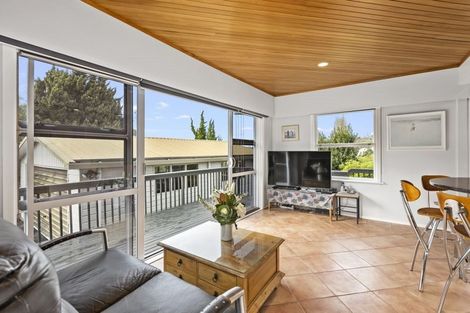 Photo of property in 30 Deuxberry Avenue, Northcote, Auckland, 0627