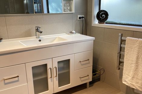 Photo of property in 16 Quincey Place, Massey, Auckland, 0614