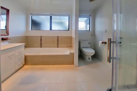 Photo of property in 36 Ellesmere Crescent, Pakuranga Heights, Auckland, 2010