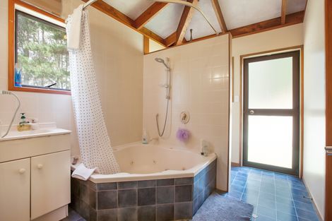 Photo of property in 21 Spicer Road, Cable Bay, 0420