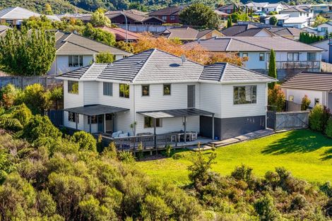 Photo of property in 21 Mcewen Crescent, Riverstone Terraces, Upper Hutt, 5018