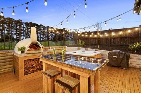 Photo of property in 13 Barrique Road, Kumeu, 0810