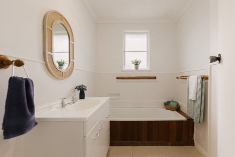 Photo of property in 25 Mokau Place, Terrace End, Palmerston North, 4410