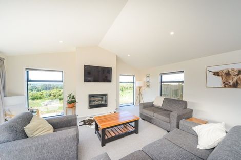 Photo of property in 48 Vaucluse Heights, Fitzherbert, Palmerston North, 4410