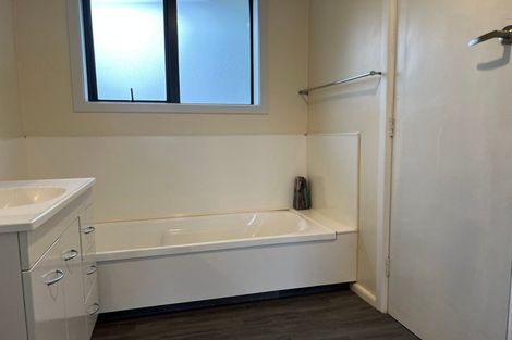 Photo of property in 135 Avonhead Road, Avonhead, Christchurch, 8042