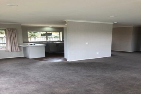 Photo of property in 17 Balmerino Grove, Waikanae, 5036