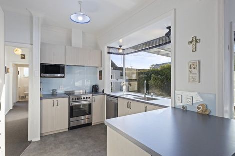 Photo of property in 25a Paynters Avenue, Strandon, New Plymouth, 4312