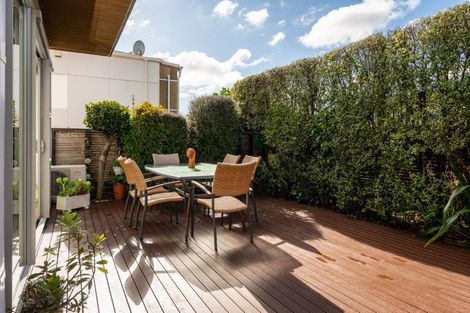 Photo of property in 37 Tiketike Way, Brooklyn, Wellington, 6021