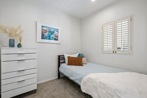 Photo of property in 8/9-13 Fields Parade, Oteha, Auckland, 0632