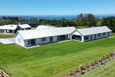 Photo of property in 5 Lens Way, Acacia Bay, Taupo, 3385