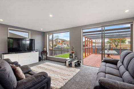 Photo of property in 6 Farnborough Street, Aranui, Christchurch, 8061