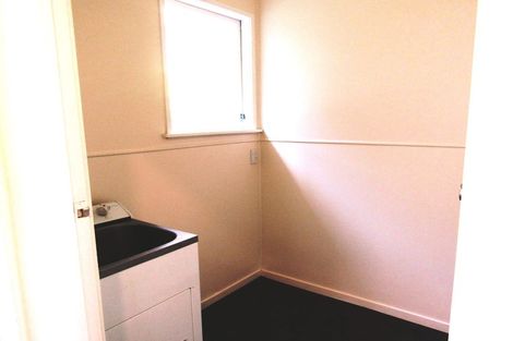 Photo of property in 1/12 Vonnell Place, Birkdale, Auckland, 0626