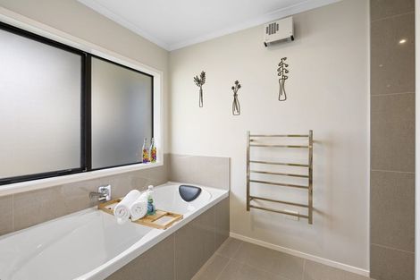 Photo of property in 12 Anderson Way, Highlands Park, New Plymouth, 4312