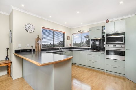 Photo of property in 2/17 Chevis Place, Pakuranga, Auckland, 2010