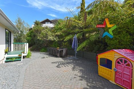 Photo of property in 59 Pokohiwi Road, Normandale, Lower Hutt, 5010