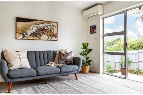 Photo of property in 2/20 Hinau Street, New Lynn, Auckland, 0600