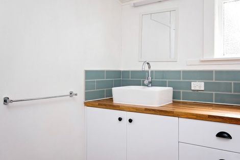 Photo of property in 35 Napier Terrace, Hospital Hill, Napier, 4110