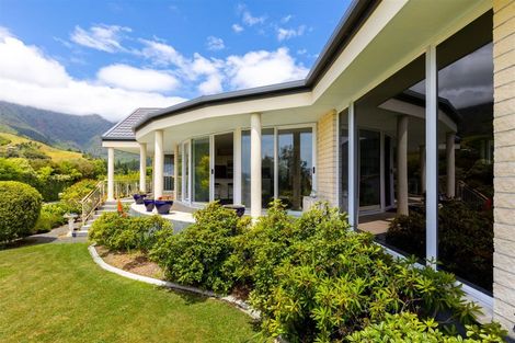 Photo of property in 8 Ranui Street, Waikawa, Picton, 7220