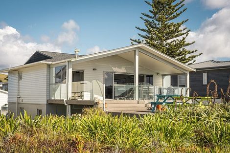 Photo of property in 28 Hall Road, Pataua North, Whangarei, 0175