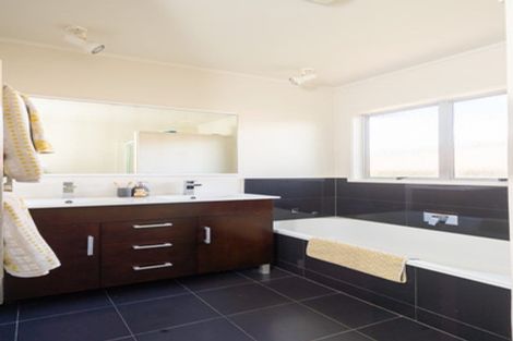 Photo of property in 2/218 East Coast Road, Forrest Hill, Auckland, 0620