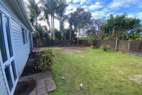 Photo of property in 25 Taipari Road, Te Atatu Peninsula, Auckland, 0610