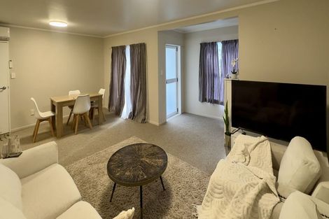 Photo of property in 2/5 Woodall Place, Totara Vale, Auckland, 0627