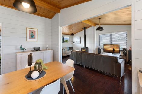 Photo of property in 15 Waiheke Street, Waikanae Beach, Waikanae, 5036