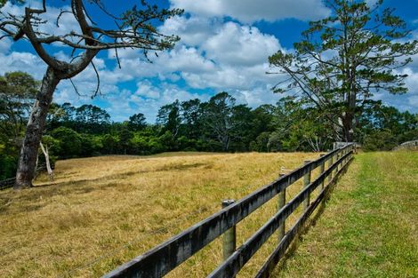 Photo of property in 11 Tawa Road, Kumeu, 0891