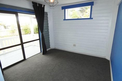 Photo of property in 2 Karoro Road, One Tree Point, 0118