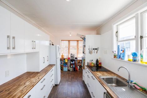 Photo of property in 16 Avon Terrace, Roslyn, Palmerston North, 4414