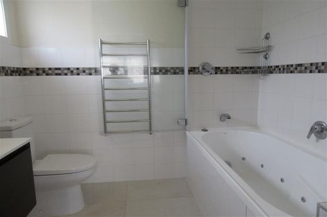 Photo of property in 117a Carlisle Road, Northcross, Auckland, 0632