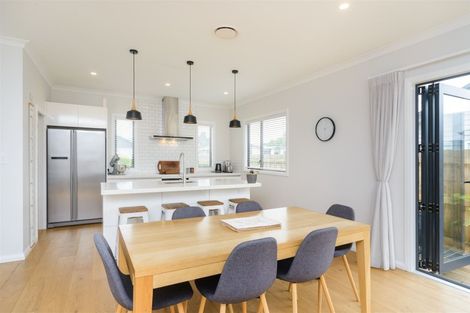 Photo of property in 114 Johnstone Drive, Fitzherbert, Palmerston North, 4410