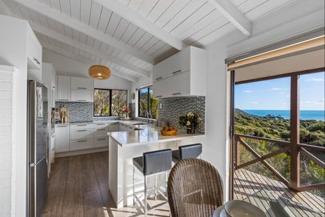 Photo of property in 22 Pendrell Road, Piha, New Lynn, 0772